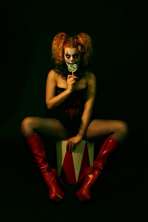 Dark Fantasy Photography, Clown Photoshoot, Haunting Photography, Scary Circus, Cinema Makeup, Clown Costume Women, Clown Photos, Retro Studio, Creepy Circus