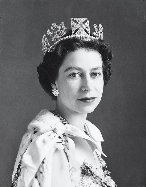 6 Fun Facts About...Queen Elizabeth II - Katie Considers Facts About Queen Elizabeth, Ratu Elizabeth, Vévodkyně Kate, Princesa Elizabeth, Young Queen Elizabeth, Rainha Elizabeth Ii, Reine Elizabeth Ii, Hm The Queen, Royal Tiaras