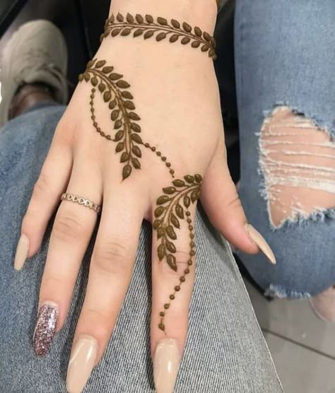 Latest Mehndi Designs 2024 for Eid Al Fitr | Creative Khadija Simple Stylish Mehndi Designs, Small Henna Designs, Short Mehndi, Short Mehndi Design, Cute Henna Designs, Easy Mehndi Designs, Henna Style Tattoos, Small Henna, Mehndi Designs Simple