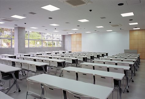 Gallery of Okinawa Nursing Training Center / IIDA Archiship Studio - 9 School Office Design, Training Center Design, Meeting Room Design, Classroom Interior, Lectures Room, Nurse Training, School Interior, Hospital Design, Luxurious Bedroom