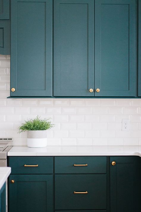 Client Reveal: Emerald Green Kitchen - Michaela Noelle Designs Emerald Cabinets, Green Kitchen Wallpaper, Emerald Green Kitchen, Green Kitchen Paint, Green Kitchen Cabinet, Blue Green Kitchen, Kitchen Cabinet Paint, Green Kitchen Island, Green Kitchen Designs