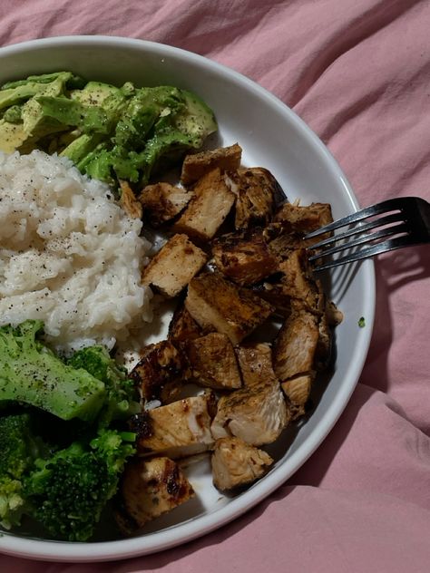 tasty, well seasoned chicken with white rice, broccoli, and avocado healthy, easy, delicious Avacado Rice, Chicken With White Rice, Rice Broccoli, Easy Healthy Dinner, Seasoned Chicken, Healthy Food Dishes, Grilling Chicken Breast, Healthy Easy, Dinner Idea