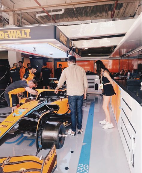 Mclaren Garage, Mclaren Girl, F1 Paddock, Escuderias F1, F1 Wag, Vision Board Manifestation, Daniel Ricciardo, F1 Drivers, One Team