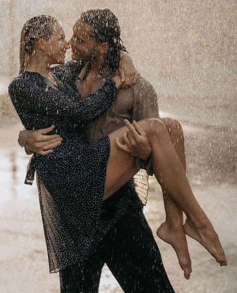 Rainy Couple Photoshoot, Rain Photo Shoot, Rainy Couple, Couple In The Rain, Man Carrying Woman, Rain Shoot, Rainy Engagement Photos, Rainy Photoshoot, Rain Photoshoot