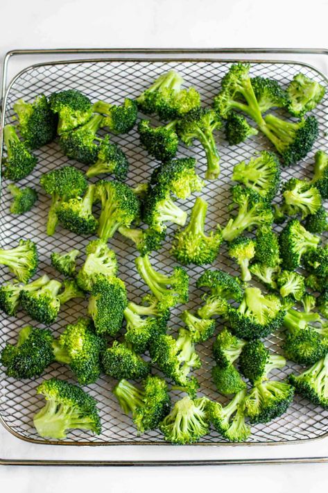 This air fryer broccoli is a quick and easy side dish with just a few ingredients that pack a serious flavor punch! This easy side dish comes together in less than 15 minutes and using the air fryer is WAY quicker than roasting broccoli in the oven! This air fryer roasted broccoli is roasted to perfection in less than 10 minutes, then topped with a simple lemon vinegarette and lots of Parmesan cheese! #vegetarian #easysidedish #broccoli | www.getonmyplate.com Broccoli In Airfryer, Air Fryer Broccoli Fresh, Airfryer Broccoli Recipes, Air Fryer Roasted Broccoli, Broccoli In The Air Fryer, Broccoli In The Oven, Roasting Broccoli, Oven Broccoli, Lemon Vinegarette