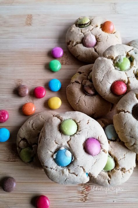 Smarties Cookies: The Fun Party Cookies - So Yummy Recipes Butter Cookie Recipe Easy, Chocolate Chip Cookies Vegan, Cookies Lemon, Cookie Board, Almond Flour Cookies, Ultimate Cookies, Cookies Healthy, Party Cookies, Kinds Of Cookies