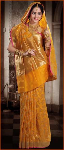 Pure Banarasi Silk Saree The bride is so pretty, and the jewellery and seedha pallu are both so traditional:-) Seedha Pallu Saree Style, South Saree, Gujarati Bride, Draping Styles, Nauvari Saree, Saree Draping Styles, Saree Draping, Indian Look, Indian Sarees Online