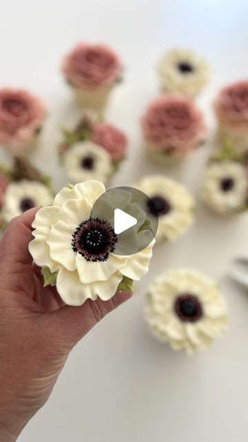 Fall Cupcake Flower Bouquet, Poppy Flower Cupcakes, Flower Design Cupcakes, Piped Flower Cupcakes, Chocolate Flower Cupcakes, Cupcake Decorating Ideas Creative, Flower Cupcakes Wedding, Flower Cupcakes Tutorial, Fall Floral Cupcakes