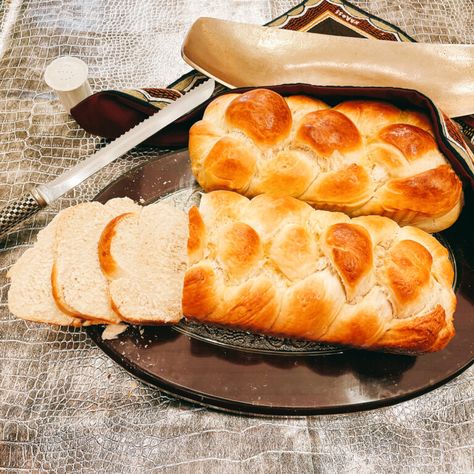 This recipe for the Best Water Challah is a popular vegan alternative to our Miracle Challah and Braided Challah Recipes. This recipe is super delicious and has all of the flavor of those other recipes and none of the eggs! Even without the eggs this Water Challah is still a fluffy and tasty Shabbat or Yom Tov treat. Water Challah, Water Challah Recipe, Challah Bread Pudding, Bbq Chicken Salad Recipe, Challah Recipe, Challah Bread Recipes, Challah French Toast, Matzo Meal, Bbq Chicken Salad