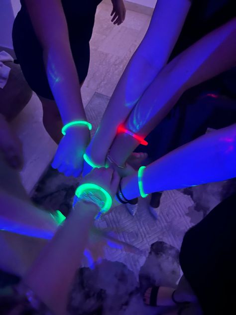 Glow Bracelets Party, Glowstick Party Aesthetic, Glowsticks Aesthetic, Glow Stick Party Ideas, Glowstick Aesthetic, Glowstick Ideas, Neon Party Aesthetic, Traffic Light Party, Saltburn Party