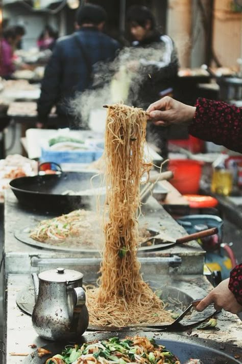 Homemade Shanghai Street Noodles                                                                                                                                                                                 Mais Shanghai Noodles, Street Food Around The World, World Street Food, Street Food Market, Mapo Tofu, Asian Street Food, China Food, Food Street, Street Foods