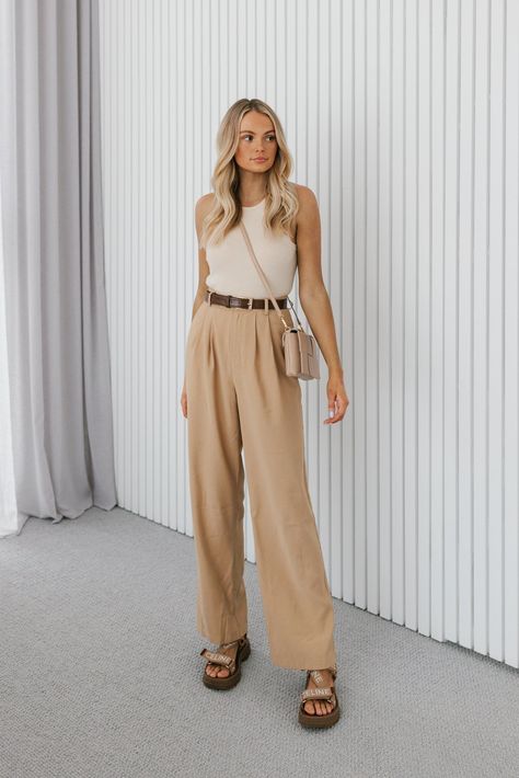 Suit Pants Outfit Casual, Style For Tall Women, Audrey Aesthetic, Dressing Rich, Jess Outfits, Camel Pants Outfit, Minimal Fall Outfit, Elevated Workwear, Corporate Fits