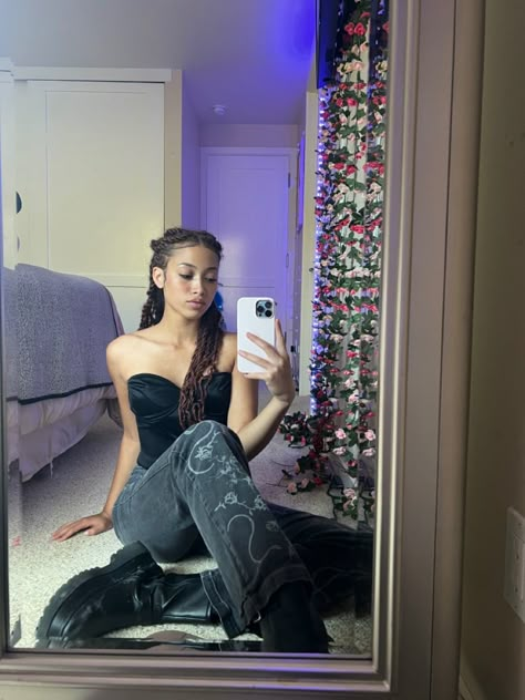 Mirror Selfie Floor Poses, Sitting Room Poses Ideas, Sitting Mirror Pics Poses, Sitting Down Selfie Poses, Mirror Selfie Hand Poses, Poses In Room Ideas, Kneeling Mirror Selfie, Sitting Selfie Poses At Home, Mirror Selfie Photoshoot