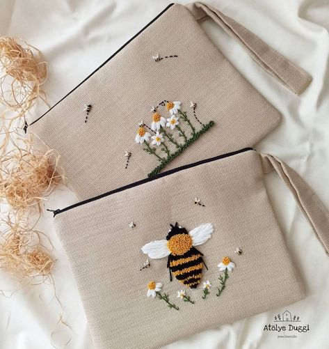 Handmade Fabric Purses, Embroidered Pouch, Handmade Fabric Bags, Abstract Embroidery, Pouch Bags, Diy Embroidery Designs, Diy Bag Designs, Bee Embroidery, Embroidery Tshirt