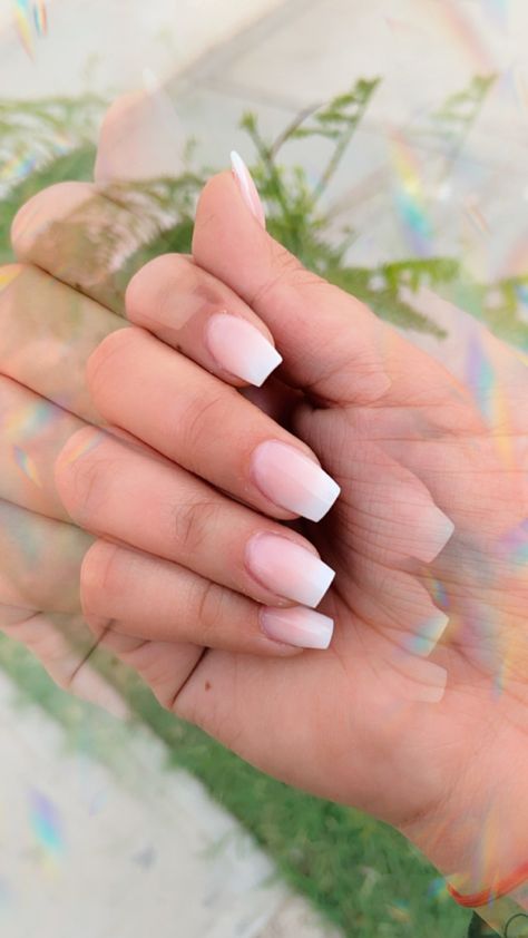 Ombre white pink nude nails acrilic White Tip Acrylic Nails Ombre, Dip Pink Ombre Nails, Short White Ombre Acrylic Nails, Ombre Nails White Tip, White Tips Acrylics With Design, White And Pink Ombre Acrylic Nails, Short Acrylic Pink And White Nails, Short Ombre White Nails, White Tip Dip Nails