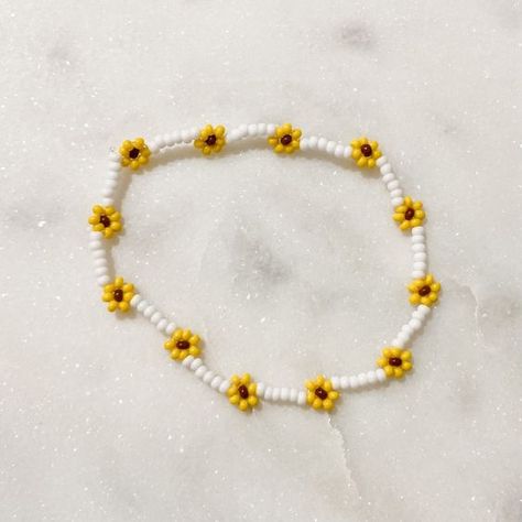 Mini Seed Bead Bracelets, Bracelet Design Beads, Beads Bracelet Design Flower, Sunflower Bead Bracelet, Daisy Beads Bracelet, Pearl Bracelets Ideas, Seed Bead Bracelets Flower, Flower Seed Bead Bracelets, Seed Beads Bracelets Ideas