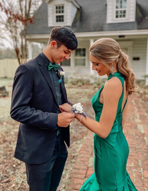 Funny Prom Pics For Couples, Prom Poses Couples Same Height, Prom Poses Couples Photo Ideas Funny, Funny Prom Pictures Couples Hilarious, Funny Prom Pictures Couples Best Friends, Prom Picture Poses, Prom Photoshoot, Prom Poses, Make Your Own Dress