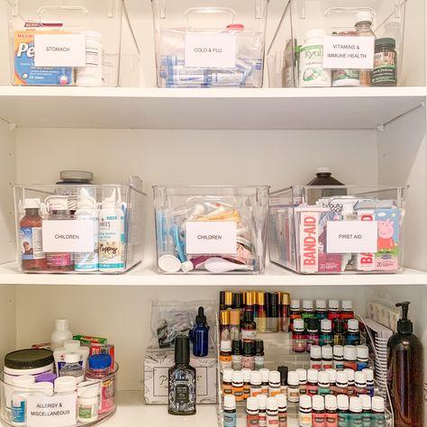 Organizing First Aide, First Aid Organizer, Medicine Shelf Organization, First Aid And Medicine Organization, First Aid Kit Organization Ideas, Home First Aid Kit Organization, Band Aid Organization, First Aid Organization Storage, Decluttering Kitchen Countertops