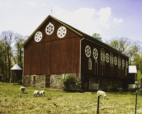 Upstate Diary on Instagram: “Typical Pennsylvania German style barn, PA, 1830-1899.⁠⁠ “When early Swedish and German Dutch settlers first came to Pennsylvania in the…” Pennsylvania Aesthetic, Dutch Aesthetic, German Style, Pennsylvania Dutch, Anglo Saxon, Central Europe, Wasp, Pennsylvania, House Styles