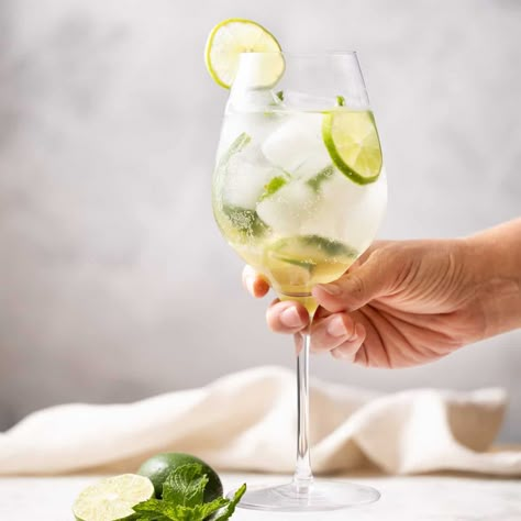 The Best Hugo Spritz Recipe (Elderflower Spritz) - Seasoned and Salted Hugo Recipe, Hugo Spritz Recipe, Hugo Drink, Spritz Recipes, Elderflower Spritz, Hugo Spritz, Spritz Recipe, Spritz Cocktail, Elderflower Cordial