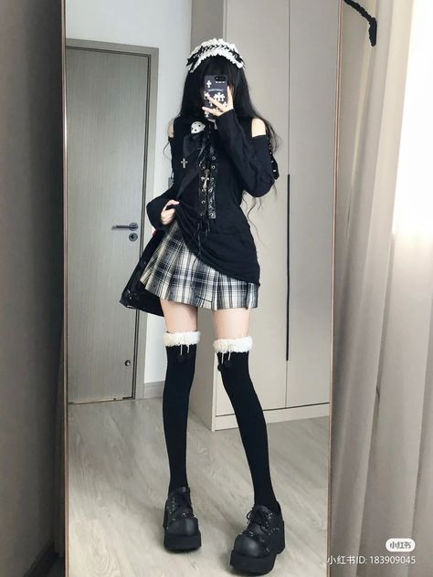 Y2k Aesthetic Black And White, Thigh Highs Outfit, Outfit Inspo Korean, Goth Kawaii Fashion, Checkered Skirt Outfit, Y2k Aesthetic Black, Thigh High Socks Outfit, Skirt And Thigh Highs, High Socks Outfits