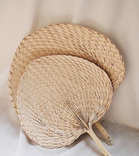 Perfect wedding favour for a tropical wedding. Or the perfect handbag essential on a hot summers day ☀️ Thoughtful Wedding Gifts, Woven Raffia, Simple Life Hacks, Tropical Decor, Modern Women, Palm Leaf, Handmade Home, Palm Leaves, Hand Fan