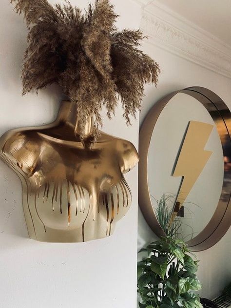 In Home Boutique Setup, Pmu Business, Mannequin Decor, Hair Room, Esthetician Room, Deco Studio, Mirror Gold, Apartment Decor Inspiration, Decor Home Living Room