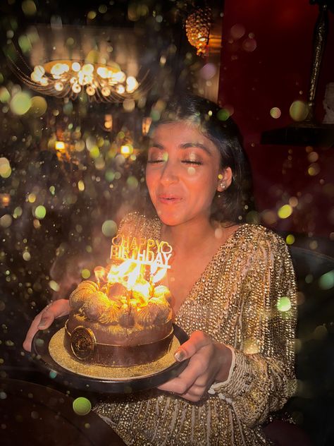 Birthday aesthetic gold outfit Golden Hour Birthday Theme, 24kgoldn Aesthetic Birthday, Golden Hour Birthday, Birthday Cake Gold, 25th Birthday Ideas For Her, Gold Aesthetics, Golden Bday, 25 Birthday, Golden Time