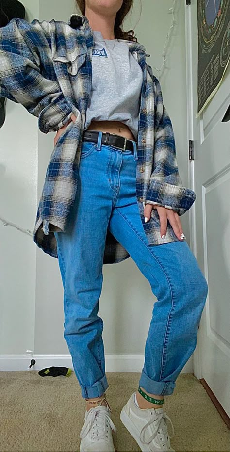 Oversized Flannel And Jeans Outfit, Aesthetic Oversized Shirt Outfit, Over Size Flannel, Mom Jeans Flannel Outfit, Blue And Brown Flannel Outfit, Casual 90s Outfits Fall, Cute Outfits Flannels, Flannel With Tshirt, Navy Blue Flannel Outfits