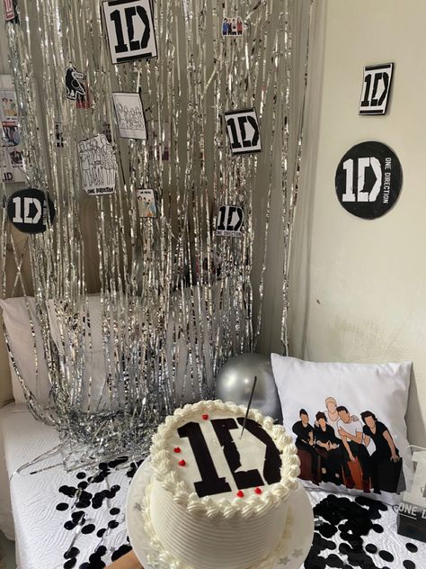 One Direction Party Aesthetic, 1d Birthday Party Ideas, One Direction Party Decorations, One Direction Bachelorette Party, 1d Birthday Cake, One Direction Birthday Party Ideas, One Direction Cake Ideas Birthday, One Direction Themed Party, One Direction Cake Ideas