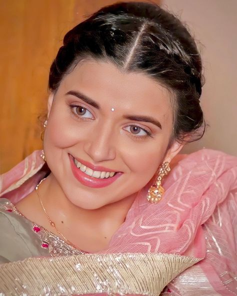 Nimrat khaira Nimrat Khaira Pics, Nimrat Khaira, Romantic Love Images, Attitude Girl, Easy Hairstyles For Thick Hair, Girly Car, Punjabi Dress, Hairstyles For Thick Hair, Cute Love Stories