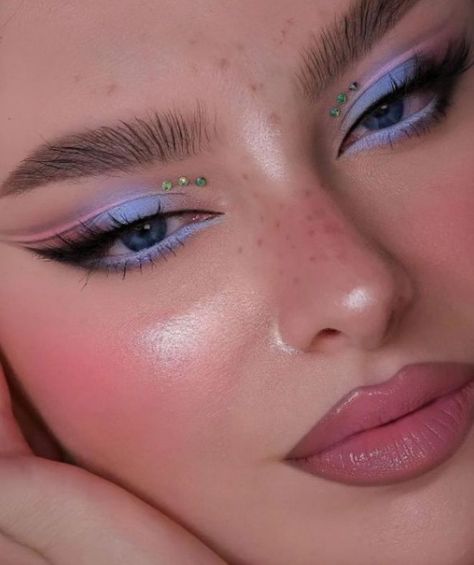 Shine Brightly In Prismatic Pastel Makeup Looks For All Your Holiday Parties Pastel Makeup Looks, Aesthetics Makeup, Aquarius Vibes, Pastel Eyeshadow, Pastel Makeup, London Makeup, Eye Makeup Pictures, Pinterest Makeup, Makijaż Smokey Eye