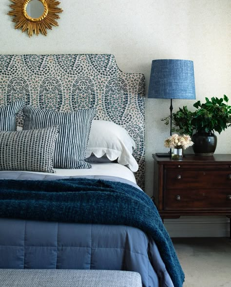 White Bedside Table Ideas, Bedroom Ideas Blue, Dramatic Interior, Blue Headboard, White Bedside Table, White Headboard, Bedroom Red, Blue Room, Bedroom Color Schemes