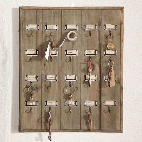 diy schlüsselbrett selber machen schlüsselhalter schlüsselregal schlüsselanhänger hotel ähnlich inspiration Key Storage Ideas, Hotel Keys, Ranch Cottage, Key Racks, Key Holder Diy, Mudroom Closet, Mudroom Organization, Home Decor Catalogs, Garden Rake