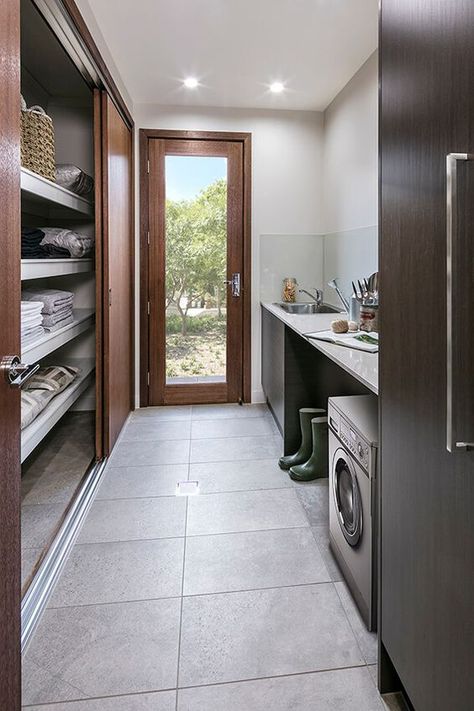 Laundry Room Wallpaper Accent Wall, Accent Wall Laundry Room, Scullery Laundry, Wall Laundry Room, Luxury Laundry Room Ideas, Large Laundry Room, Contemporary Laundry Room, Perfect Laundry Room, Utility Room Designs