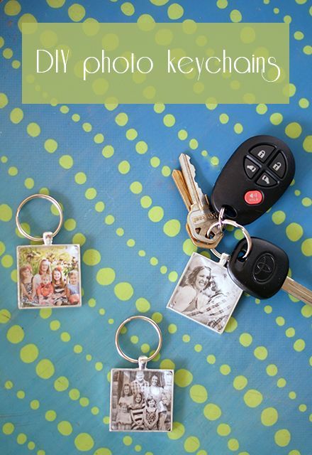 This DIY photo keychain tutorial makes a great Christmas gift idea Diy Photo Keychain, Diy Christmas Gifts For Kids, Photo Keychains, Picture Keychain, Handmade Cufflinks, Gifts Photography, Diy Father's Day Gifts, Photo Keychain, Father's Day Diy