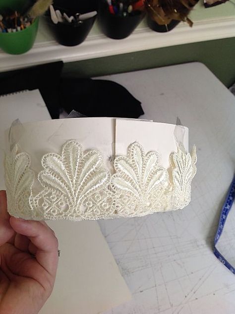 Doll Crown Diy, Lace Crown Diy, Cosplay Crown Diy, Headband Crown Diy, How To Make A Tiara Diy, Christmas Crown Diy, Lace Crafts Ideas, How To Make A Crown, Diy Crown Headband