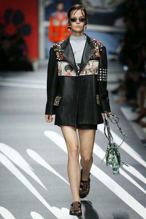 Prada Spring/Summer 2018 Ready-To-Wear Collection Prada Runway, Prada Spring, Fashion Week 2018, 2018 Fashion, Designer Outfits, Street Style Chic, Fashion 2018, Fashion Show Collection, Runway Looks