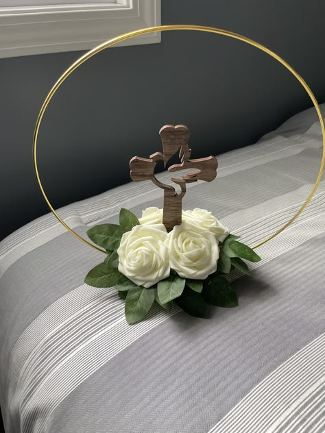 Communion Table Centerpieces, Centerpieces For Baptism, Cradle Decoration, Communion Centerpieces, Pastor Anniversary, Ideas Bautizo, Ribbon Rose Bouquets, Recuerdos Primera Comunion Ideas, Catholic Confirmation