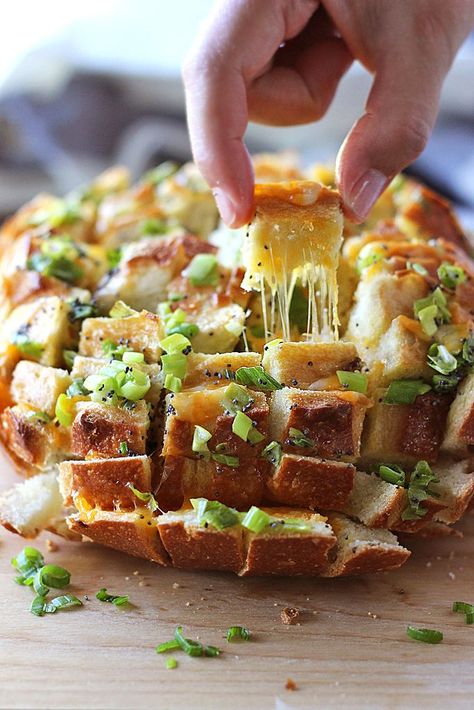 Bloomin' onion bread (pull apart bread) is what you're looking for to 'wow' people. Cheesy, gooey strings meets crunchy, fresh green onions and poppy seeds! Blooming Onion Bread, Bloomin Onion Bread, Bloomin Onion, Onion Bread, Blooming Onion, Cheesy Bread, Pull Apart Bread, Pull Apart, Buffalo Chicken