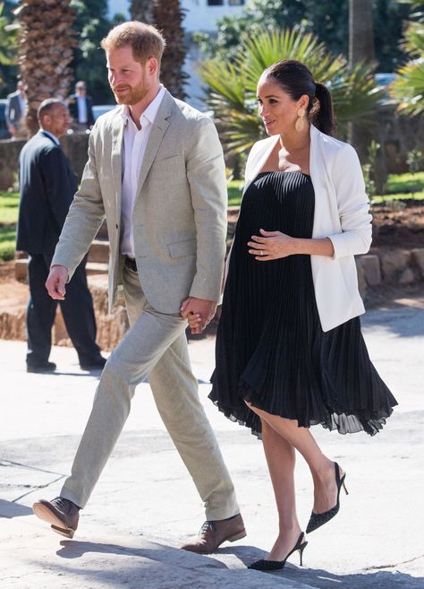 Every outfit Meghan Markle wore while pregnant with her first baby Meghan Markle Pregnant, Estilo Meghan Markle, Pregnant Fashion, Prince Harry Et Meghan, Prins Harry, Meghan Markle Style, Principe Harry, Royal Babies, Fashion Goals