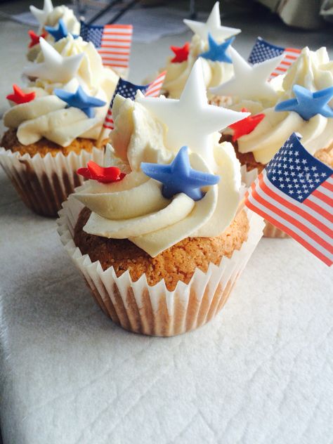 American themed cupcakes! #america #baking #cupcakes American Themed Cupcakes, America Cupcakes, American Cupcakes, American Themed Party, American Dessert, America Cake, Goodbye Party, America Party, American Cake