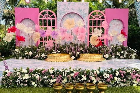 “Crafting extraordinary celebrations ✨🌸 Each detail, from bespoke floral arrangements to intricately designed elements, transforms the space into a magical haven. Contact us to make your special day truly unforgettable! #WeddingDecor #EventStyling #DreamWedding #LoveInBloom #UniqueCelebrations” Bhaat Ceremony Decor, Pastel Theme Decor, Brunch Backdrop, Jaimala Stage, Floral Reception Decor, Chunni Ceremony, Haldi Backdrop, Pastel Wedding Decor, Couple Seating