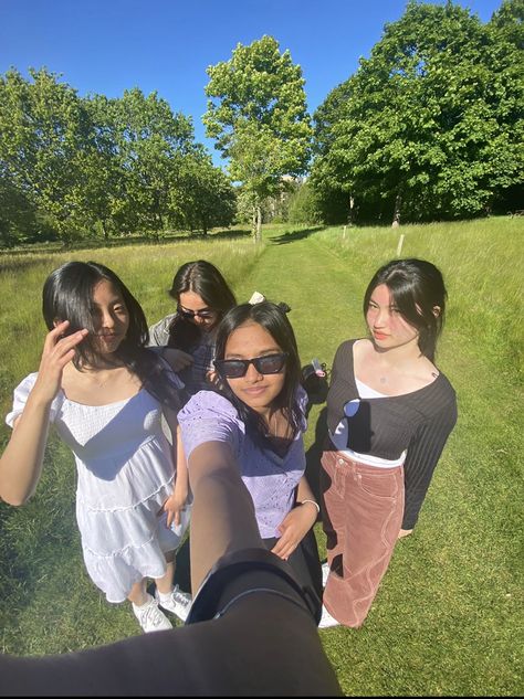 Selfie Pose Ideas With Friends, Selfie Poses Ideas With Friends, 0 5 Selfie Ideas, 0 5 Pictures Selfie, Friends Selfie Poses Aesthetic, Picnic Photo Ideas Friends, Gala With Friends, Picnic Poses Photo Ideas Friends, Group Selfie Ideas