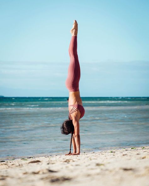 Nina Strojnik on Instagram: “Make every handstand count!  For my handstand training click the link in BIO 🤗. . . . @melandedge leggings and bra. . . .  #handbalance…” Handstand Beach Picture, Yoga Handstand Aesthetic, Handstands Aesthetic, Handstand Aesthetic, Handstand Poses, Girly Motivation, Handstand Progression, Hand Balancing, Moon Intentions