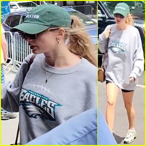 My asthetic: #taylorswift in #philadelphia #eagles #crewneck #athleisure and #baseballcap while on way to the studio Philadelphia Eagles Gear, Eagles Sweatshirt, Pop Culture Fashion, Photos Of Taylor Swift, Nfl New York Giants, The Eagles, Football Sweatshirt, Pop Singers, Taylor Swift Style