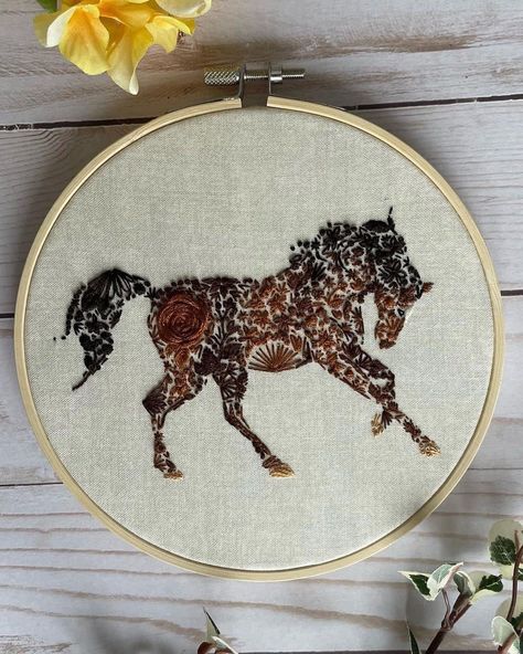 Horse Hand Embroidery, Embroidery Horse Patterns, Modern Embroidery Ideas Free Pattern, Horse Embroidery Patterns, Horse Embroidery Designs, Horses Embroidery, Embroidery Horse, Floral Animals, Embroidery Jeans Diy