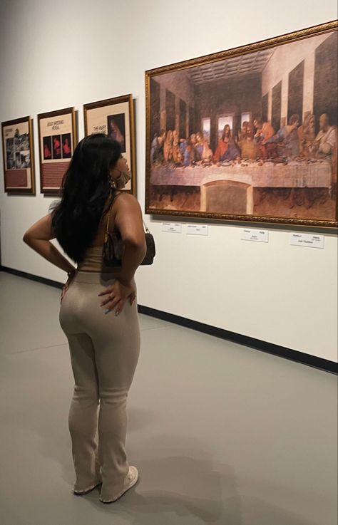 Girl looking at aesthetic art. Art Museum Date Outfit, Museum Aesthetic Outfit, Art Museum Outfit, Aesthetic Clothes Outfits, Museum Pics, Gallery Outfit, Art Museum Aesthetic, Art Gallery Outfit, Museum Outfit