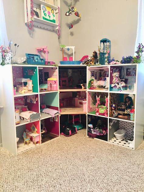 Barbie House Set Up Ideas, Playroom Barbie Area, Playroom Ideas With Barbie House, Barbie Diy House Ideas, Cube Organizer Doll House, Cube Shelf Barbie House, Barbie Corner Playroom, Ways To Organize Barbie Stuff, Barbie Area Playroom