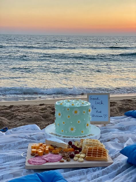 Beach Birthday Celebration Ideas, Brunch At The Beach, Beach Birthday Aesthetic Decor, Beach Cakes Birthday, Beach Bday Party Ideas, Beach Birthday Ideas, Birthday Beach Pictures, Beach Birthday Aesthetic, Birthday Beach Picnic